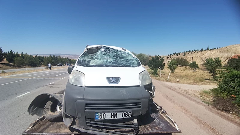 Hafif ticari araç, su kanalına devrildi: 2