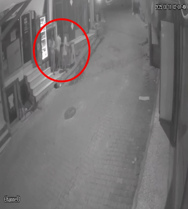 Market önündeki dondurma dolabından hırsızlık kamerada