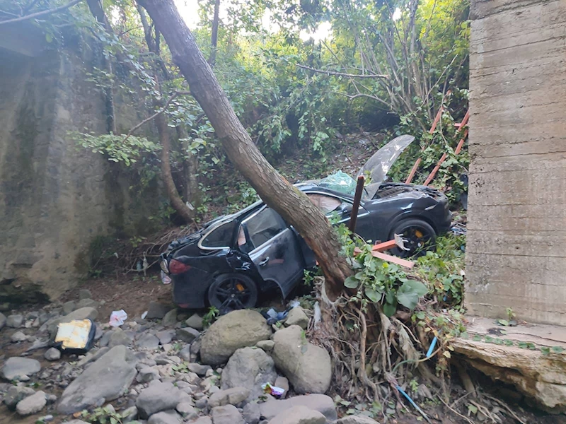 Otomobil köprüden uçtu; 1 çocuk öldü, 2