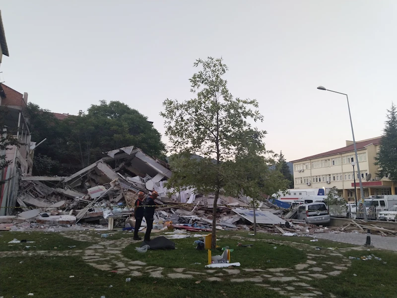 Sındırgı’da 6.1’lik depremde yıkılan ve hasar gören binalar havadan görüntülendi / Ek fotoğraflar