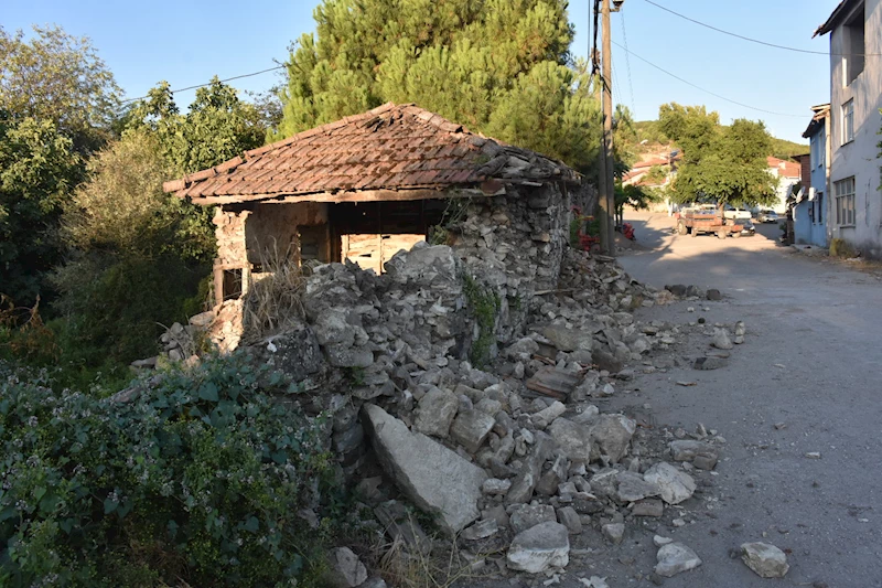 Sındırgı’da 6.1’lik depremde yıkılan ve hasar gören binalar havadan görüntülendi