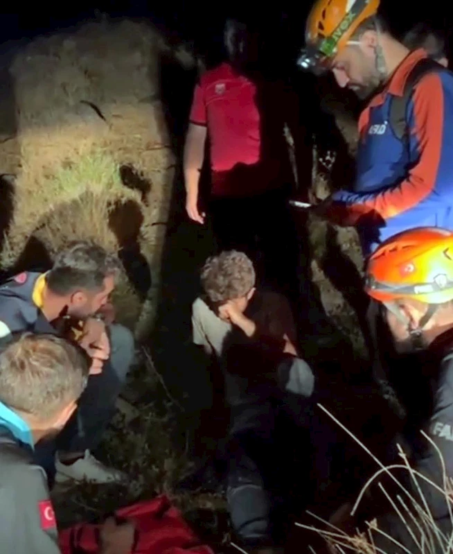 Dağlık arazide ayağı kırıldı, ekipler seferber oldu