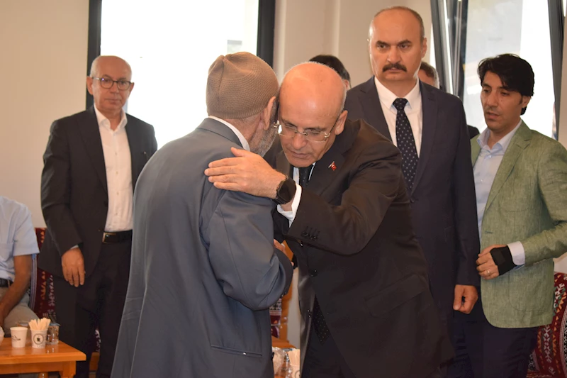 Bakan Şimşek, hayatını kaybeden ağabeyi için memleketi Batman’da taziyeleri kabul etti