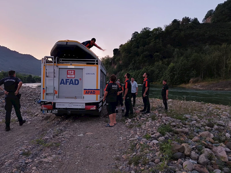 Çayda avlanırken mahsur kalan 2 balıkçı kurtarıldı; o anlar kamerada