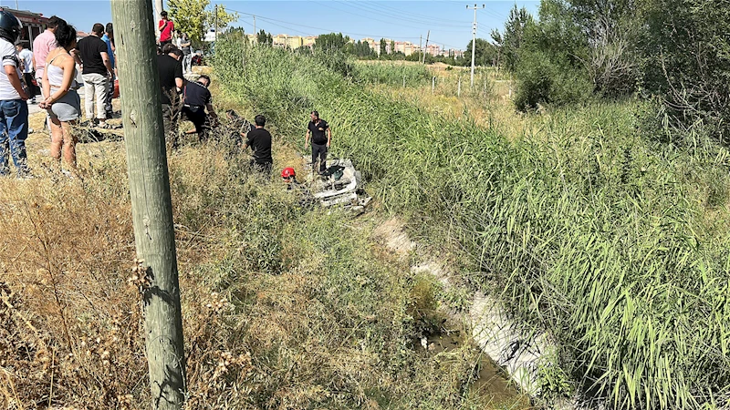 Takla atıp su kanalına düşen otomobilin sürücüsü ile kızı yaralandı