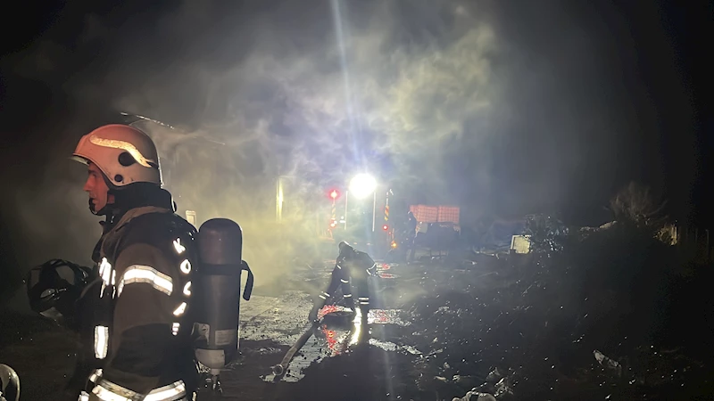 Mutfak tezgahı imalathanesinde çıkan yangın söndürüldü