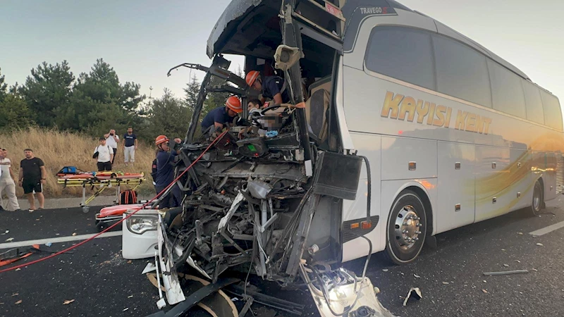 Yolcu otobüsü kamyona çarptı: 1 ölü, 10 yaralı