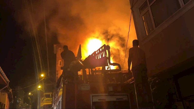 Balıkesir’de alevler arasında kalan 2 evde hasar oluştu