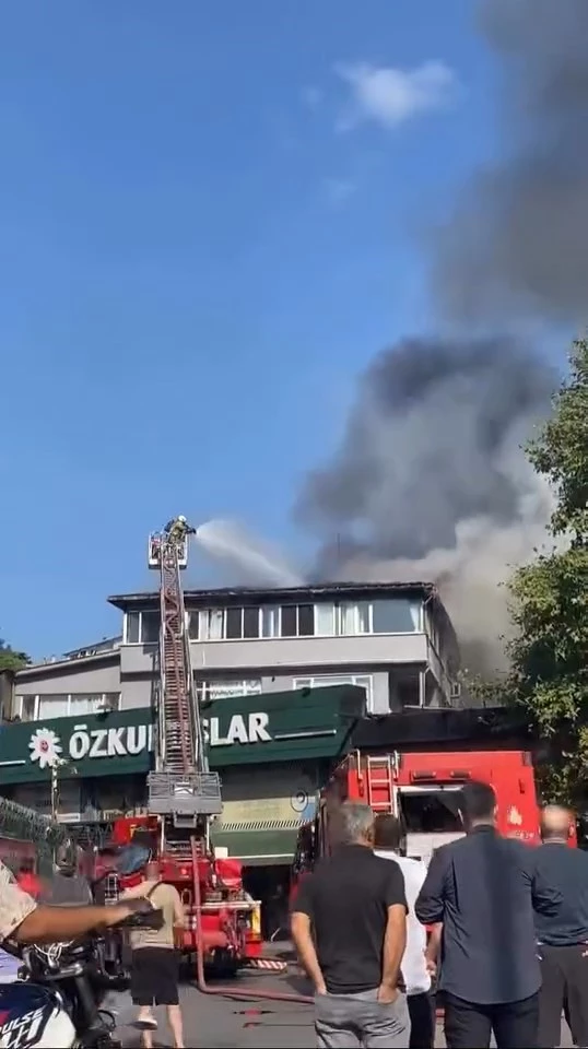 İstanbul - Beykoz’da 3 katlı binanın çatısında çıkan yangın söndürüldü