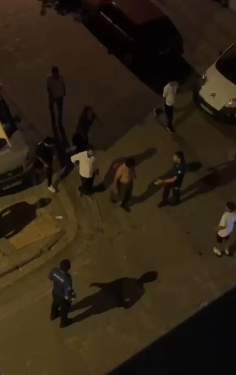 İstanbul - Sultangazi’de iki ailenin sokakta bıçaklı sopalı kavgası kamerada: 1 yaralı 