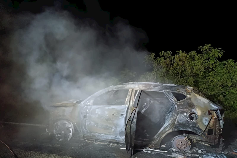 Seyir sırasında alev alan otomobil yandı