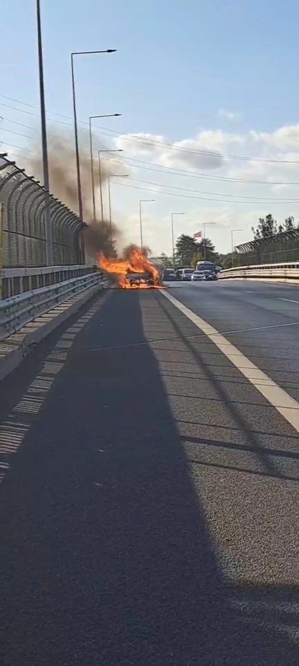 İstanbul - Ümraniye’de otomobil alev alev yandı