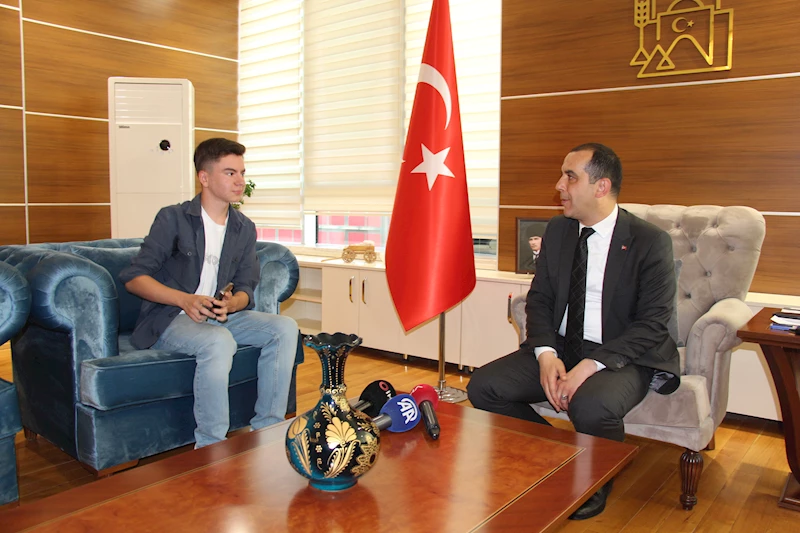 Çankırı Valisi Taşolar, rüzgardan ters dönen Türk bayraklarını düzelten Mert’e teşekkür etti