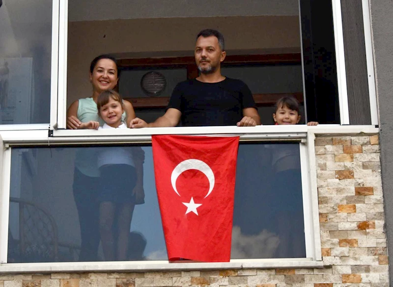 Tekirdağ- Konteynerden çıkardıkları bayrağı temizleyip evlerinin balkonuna astılar /Video eklendi 