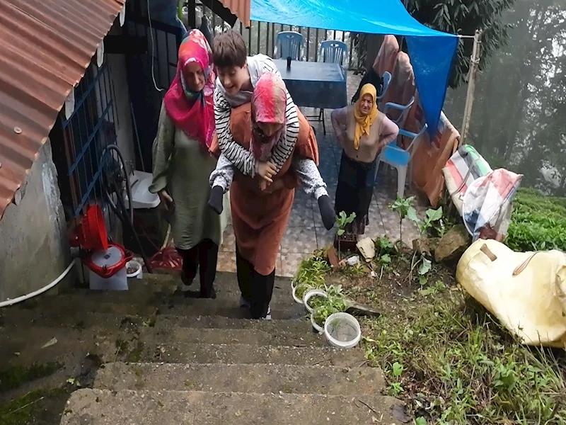 Rize -Down sendromlu Zümra’yı sırtında taşıyan annesi ve teyzesinden yol isteği /Video eklendi 