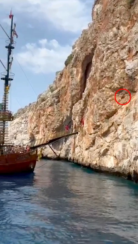 3 gündür kayalıkta mahsur olan keçiyi tekneciler kurtardı