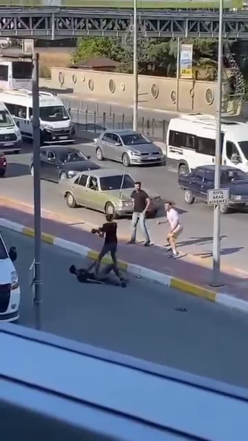 Trafikte çekiçli ve sopalı kavga kamerada