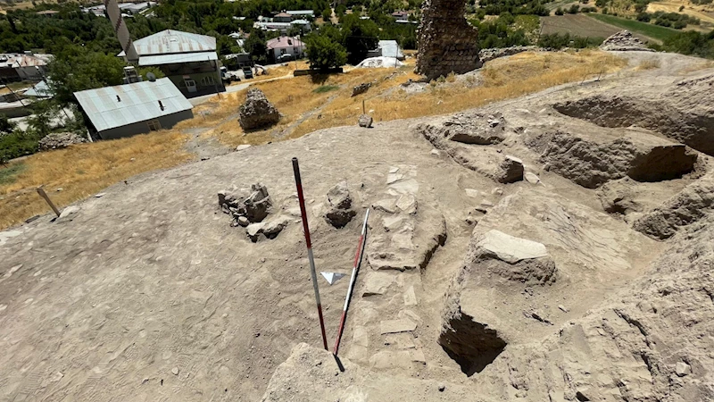 Tadım Kalesi ve Höyüğü