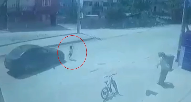 Bursa- Caddeye koşarak çıkan çocuğa otomobilin çarptığı kaza kamerada /Video eklendi 