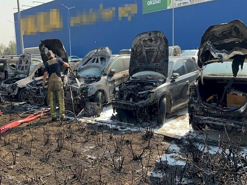 AVM’nin otoparkında çıkan yangında 8 araç zarar gördü