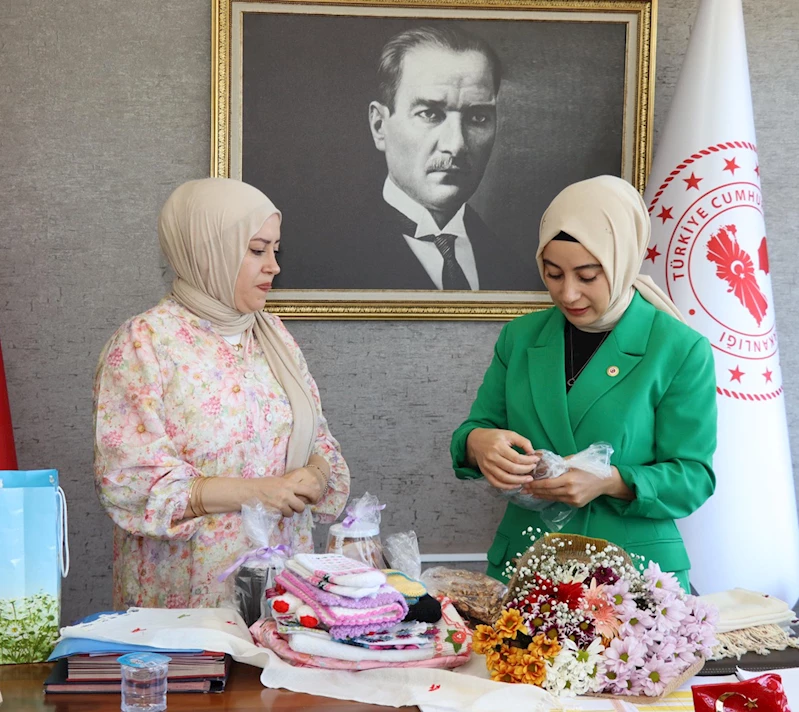   Kadın kaymakama ilçedeki hemcinslerinden 