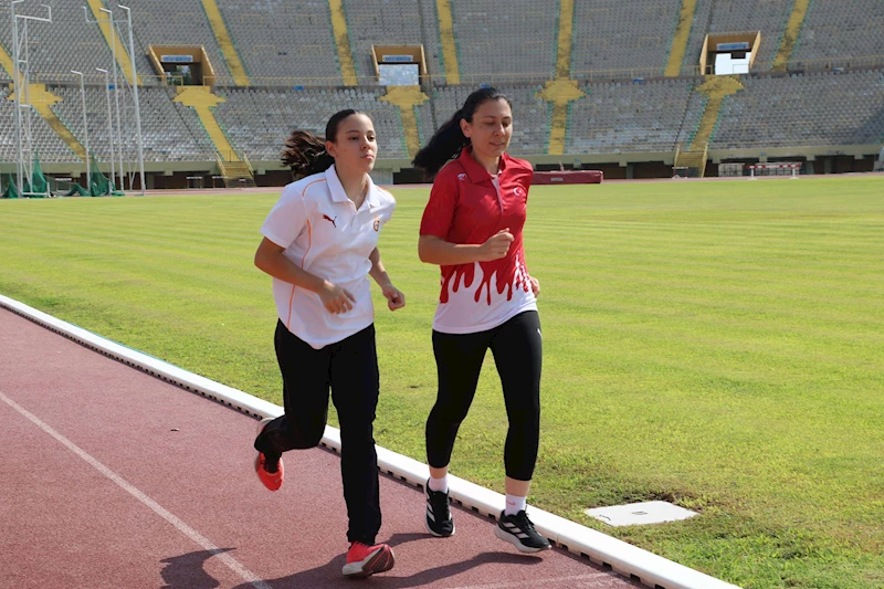 Küçük yaşta atletizme başlayan akademisyen anne, şimdi kızıyla yarışlara hazırlanıyor