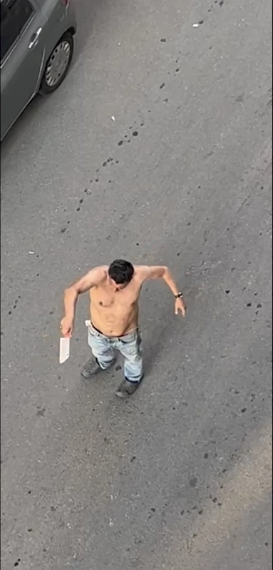 İstanbul - Üsküdar’da satırla park halindeki araçlara zarar veren kişi kamerada