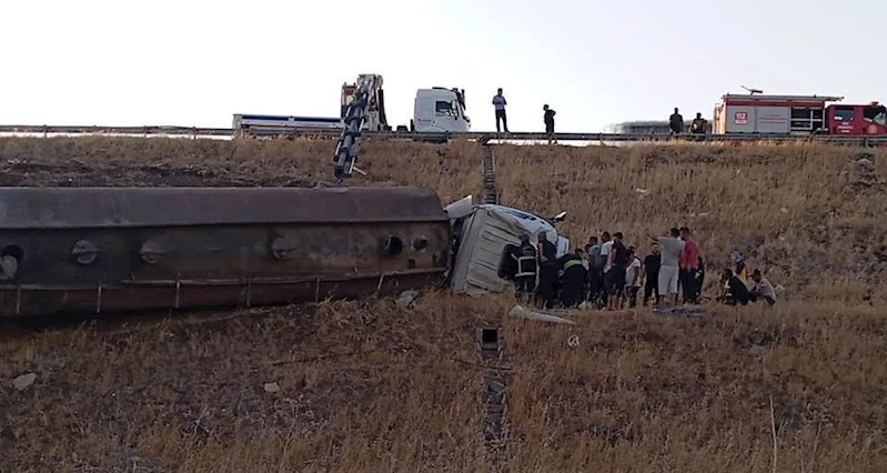 Gaziantep’te devrilen tankerin şoförü yaralandı