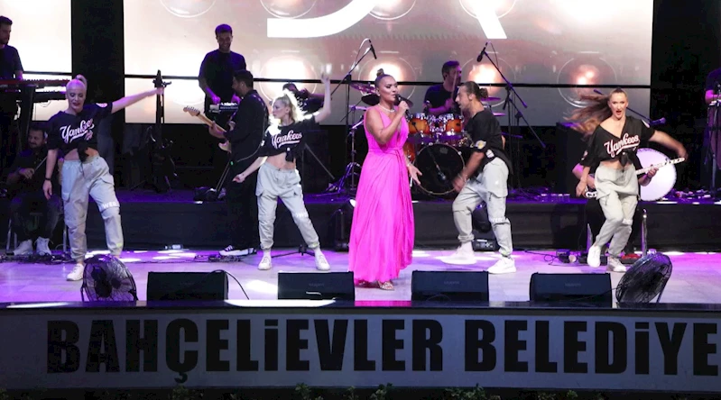 Demet Akalın, Bahçelievler’de sahne aldı