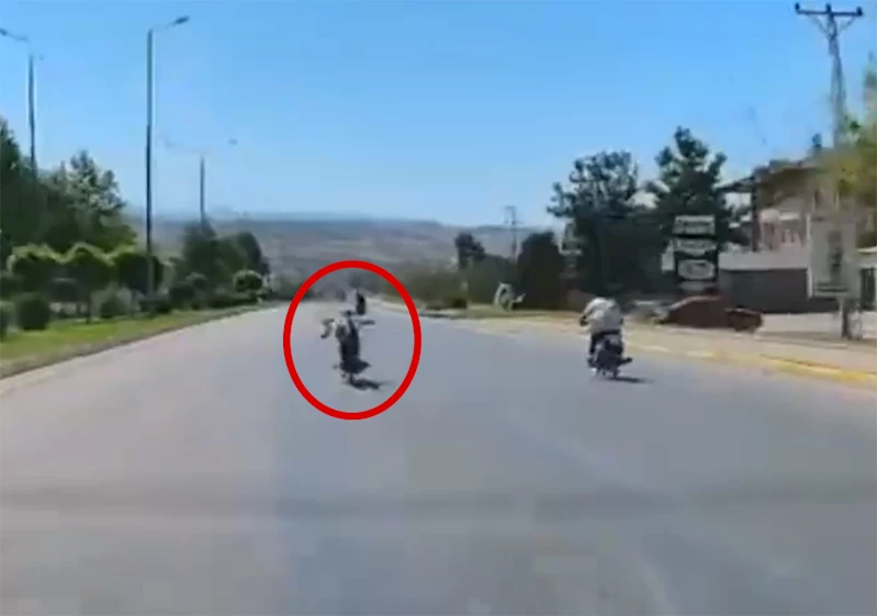 Motosiklet sürücülerinin tehlikeli yarışı kamerada