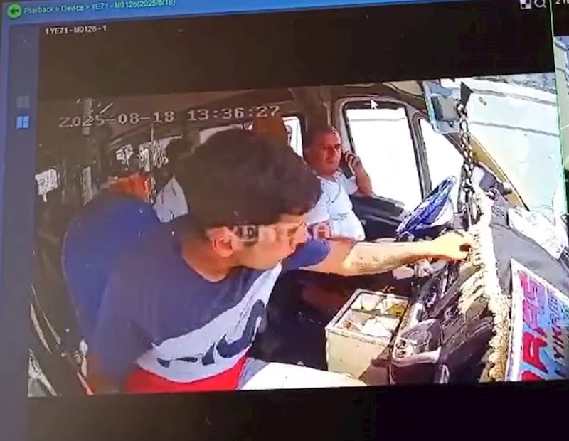 Yolcunun, dolmuşun konsolundaki parayı çaldığı anlar kamerada