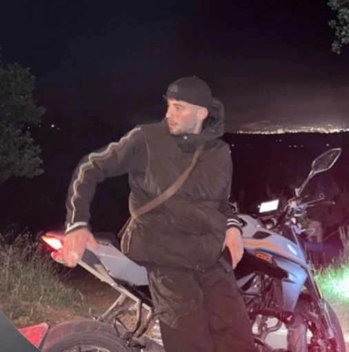 Motosiklet park halindeki TIR