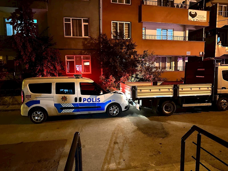 Polisin ‘dur’ ihtarına uymayan sürücü, kamyonetle polis aracına çarptı  