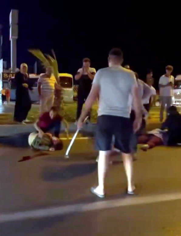 Yolun karşısına geçmeye çalışan yayalara otomobil çarptı: 1 ölü, 1 yaralı