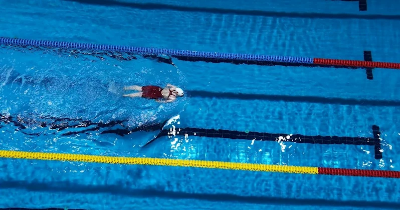 Paralimpik mili yüzücü Esra, dişleriyle sıkıştırdığı aparatla katıldığı yarışmada Avrupa şampiyonu oldu / Ek fotoğraflar