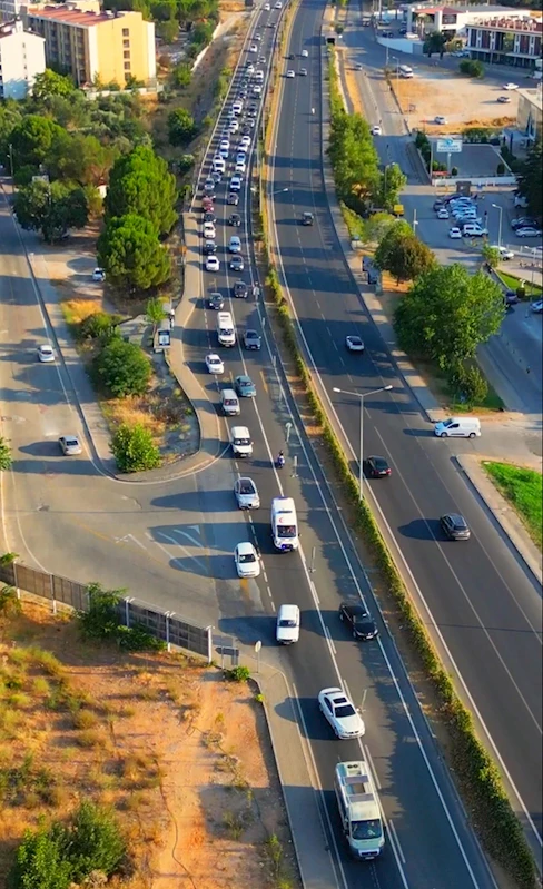 Ambulans sireni duyuldu, sürücüler fermuar sistemiyle yol açtı