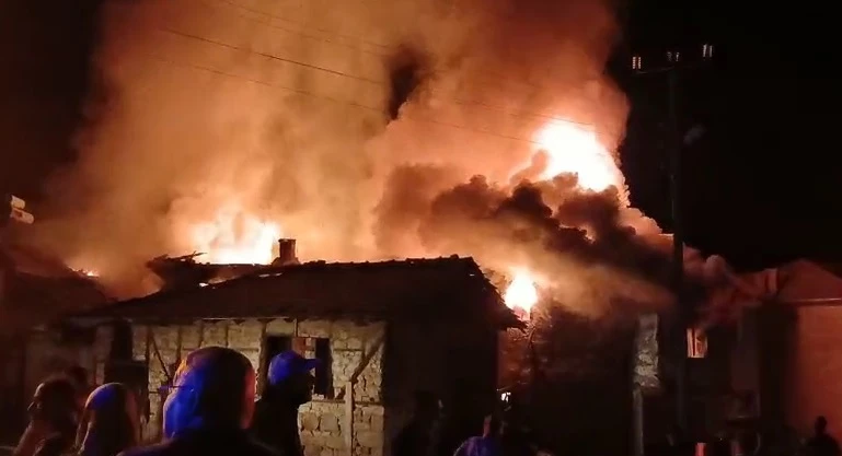 Köyde çıkan yangında 2 ev ve eklentileri yandı; ev sahibi gözaltına alındı