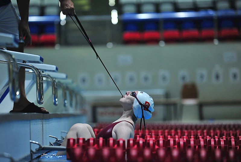  Paralimpik mili yüzücü Esra, dişleriyle sıkıştırdığı aparatla katıldığı yarışmada Avrupa şampiyonu oldu