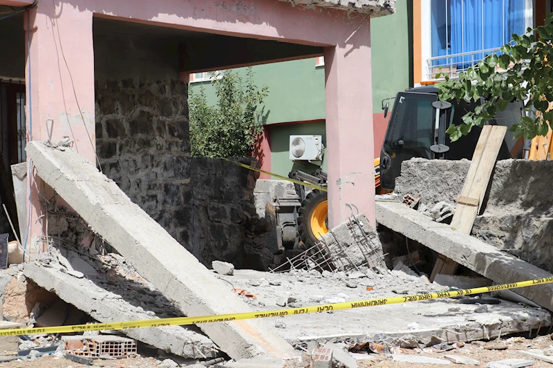 Balkonun çökmesiyle yaralanan 5 kişiden Zeynel: Kendimizi enkazın altında bulduk