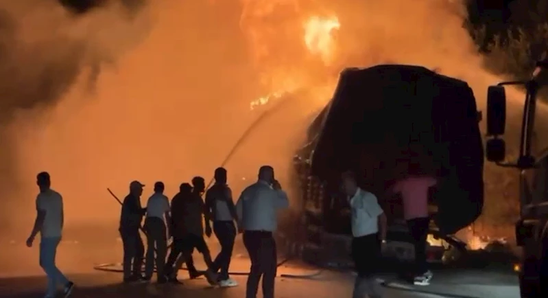 Çöp atığı yüklü TIR