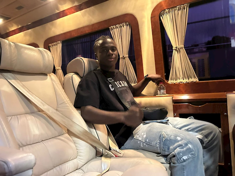 Trabzonspor’un yeni transferi Oulai, Trabzon’da