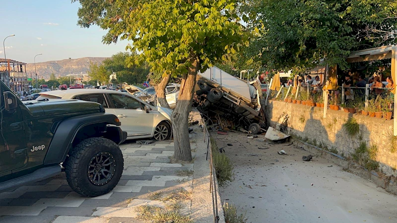 Nevşehir’de freni patlayan kamyon park halindeki araçlara çarpıp, su kanalına devrildi: 3 yaralı