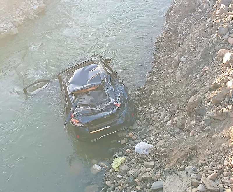 Otomobil Peri Çayı’na düştü, anne ve kızı yaralandı