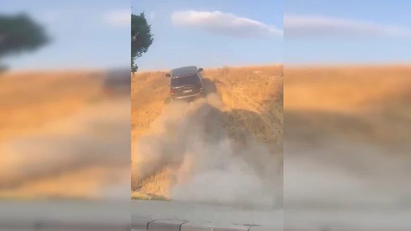 Trafikten yoğunluğundan kaçan sürücü toprak alana yöneldi; o anlar kamerada