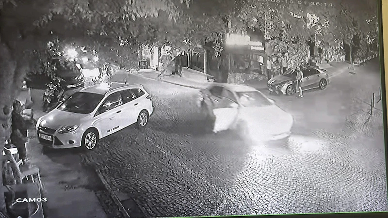 Ehliyetsiz ve alkollü sürücü, otomobille kaldırıma ve araçlara çarptı; kaza kamerada