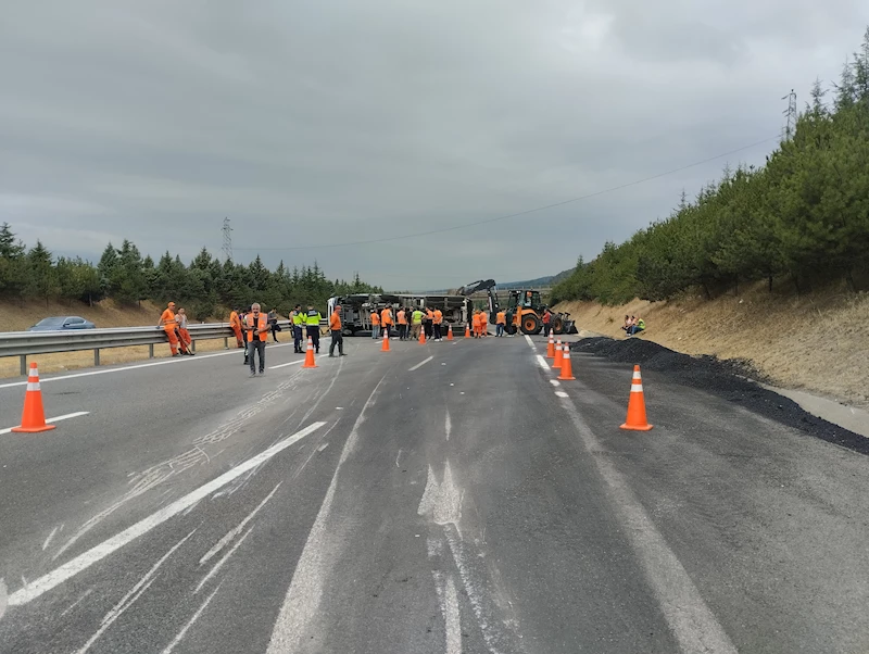 Otoyolda sıcak asfalt yüklü kamyon devrildi; Bolu Dağı Tüneli ulaşıma kapandı