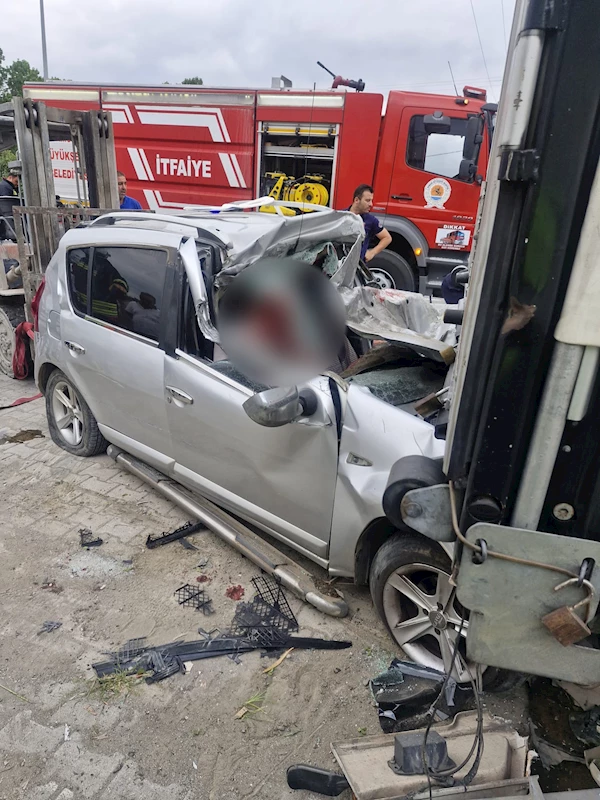 Otomobil, park halindeki TIR