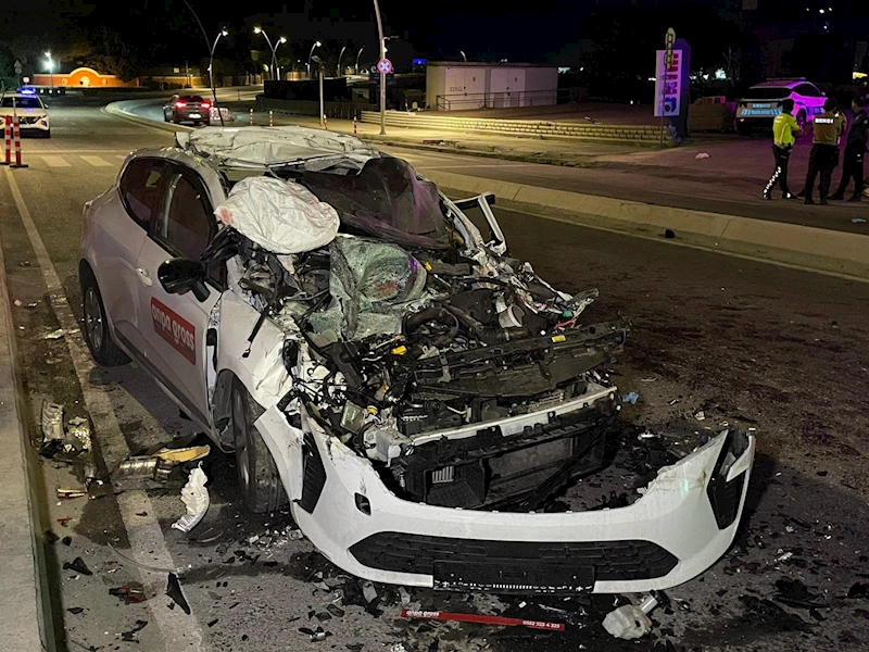 İstanbul -Büyükçekmece’de otomobil park halindeki TIR