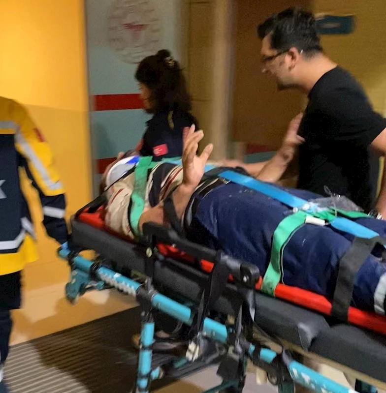 Devrilen traktörün sürücüsü ağır yaralandı 