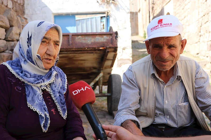 İşitme engelli çift, ürettikleri ürünleri yazdıkları kağıtlarla turistlere satıyor / Ek fotoğraflar